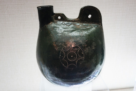 綠釉刻花雞冠壺
