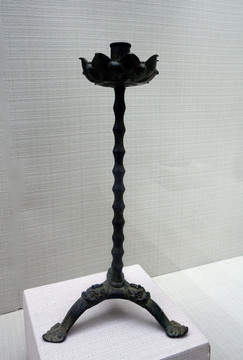銅燭臺(tái)