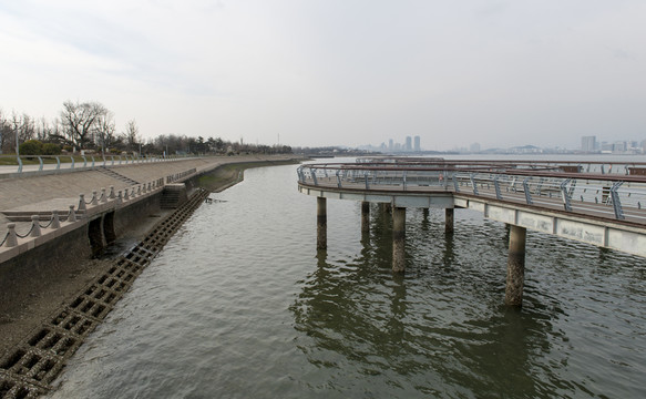 海中木棧道