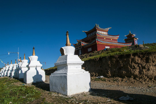 達(dá)日縣城山頂寺廟
