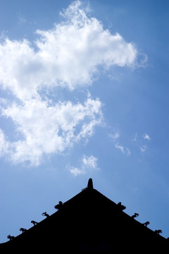 藍(lán)天白云下古建筑