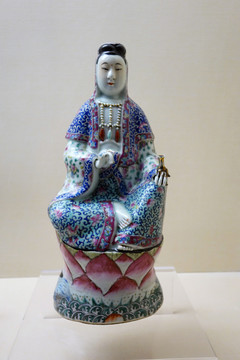 粉彩觀音坐像