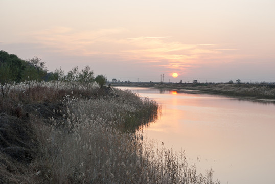 夕陽(yáng)落日小河彎彎