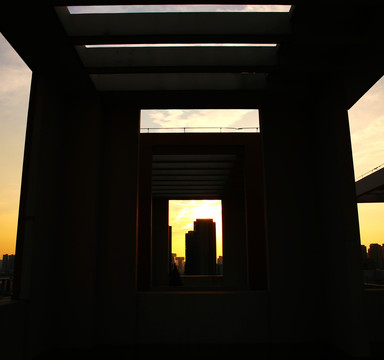 夕陽下建筑剪影