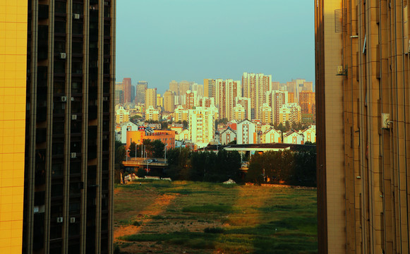 夕陽(yáng)下城市高樓