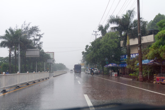 雨天街景