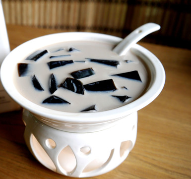 鮮奶龜苓膏火鍋