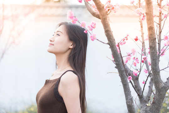 花樹下的女孩