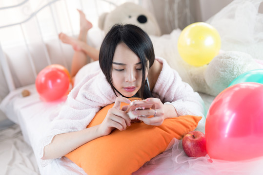 使用手機(jī)的女孩