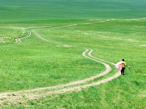 草原上彎曲的路與女人
