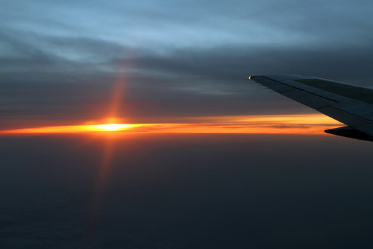 飛機(jī)翼尖上的夕陽(yáng)余暉