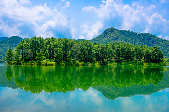 山林湖泊倒影