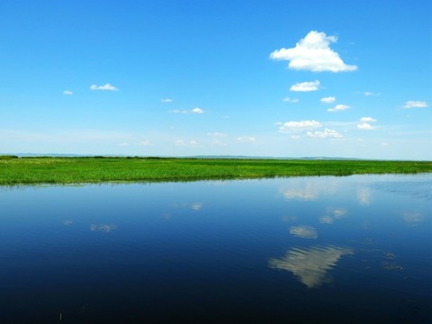 藍(lán)天白云濕地背景素材