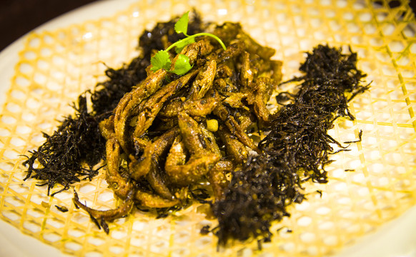 春茶小河魚