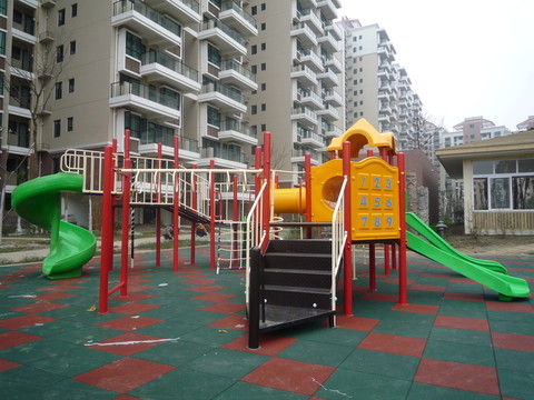兒童游樂滑梯