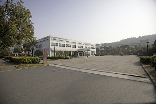 山腳下廠房