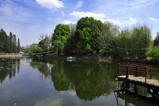 湖岸風(fēng)光