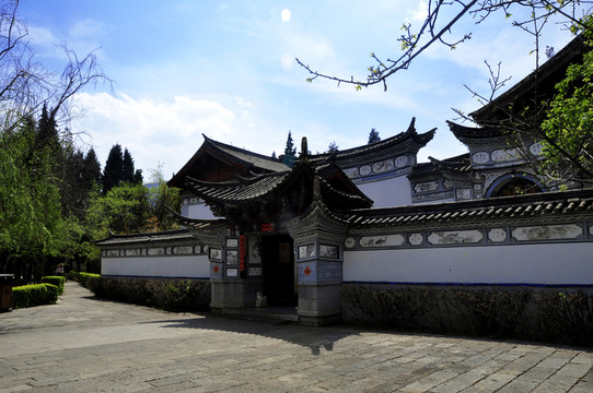 古建門前