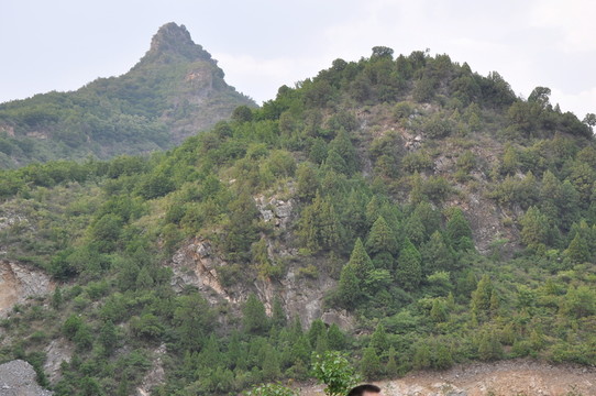 青山峻嶺