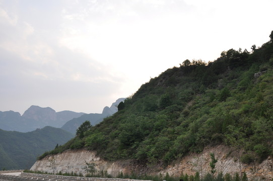 青山依舊在