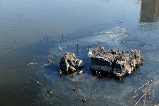 水中石頭
