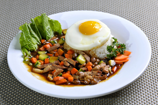 鹵肉飯 雞蛋鹵肉飯