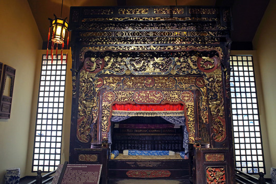 清代鏤雕雙鳳紋兩進(jìn)雙踏拔步床