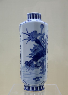 清代青花荷花綬帶鳥紋扁瓶