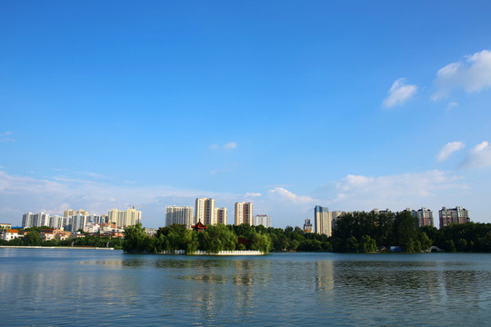 藍(lán)天白云城市風(fēng)光