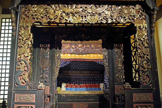 渝式兩進(jìn)雙踏拔步床