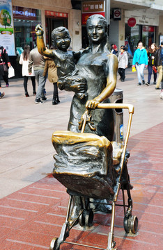 逛街雕塑