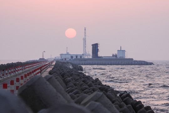 海上油田日出