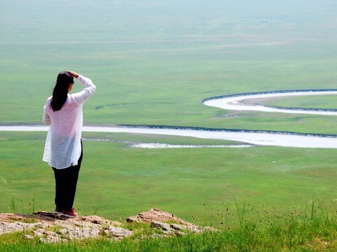 草原女人背影