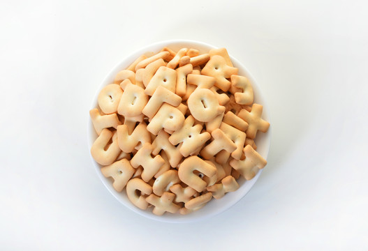 美味可口字母餅干頂視圖