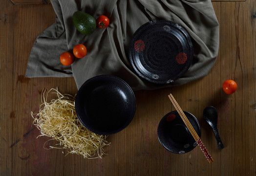 黑色陶瓷餐具套裝頂視圖