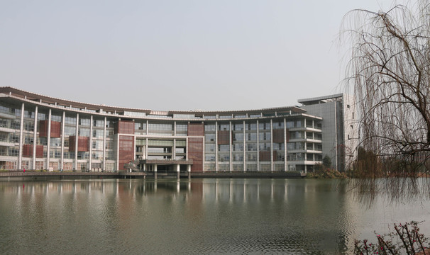 大學(xué)圖書館