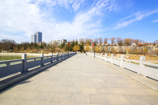 藍(lán)天白云下的沈星橋