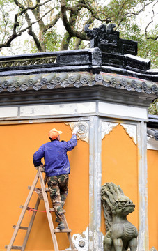 中國(guó)式園林建筑圍墻翻修作業(yè)
