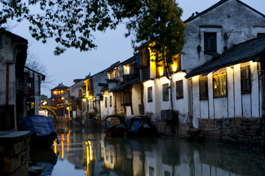 蘇州昆山周莊古鎮(zhèn)冬天雨景夜景