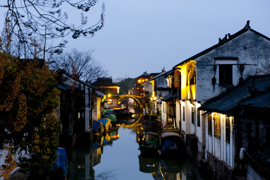 蘇州昆山周莊古鎮(zhèn)冬天雨景夜景
