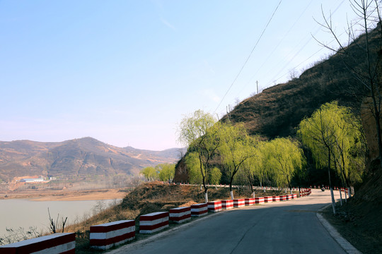 湖邊公路