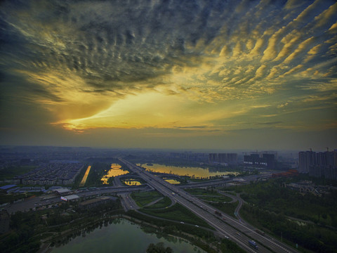 航拍夕陽下的公路