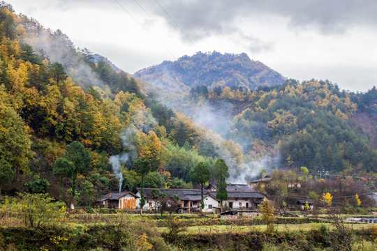小山村 炊煙
