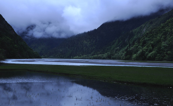 山谷河流