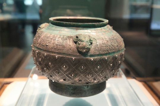 云雷地乳釘紋瓿