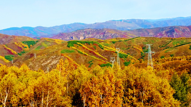 綿延山脈秋景