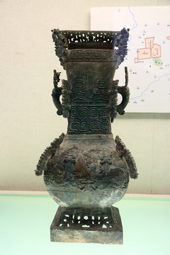 蟠龍紋方壺