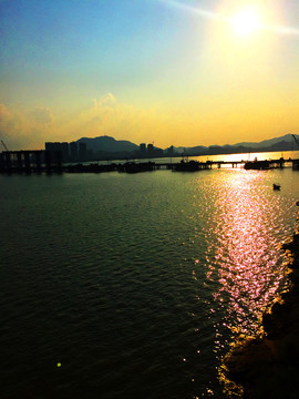 靜謐夕陽湖水