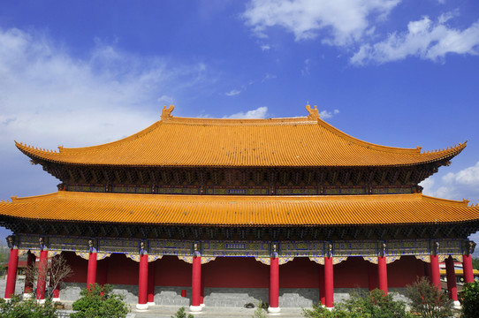 雄偉大殿