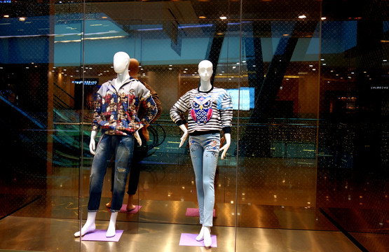 女裝店 櫥窗 休閑服裝 模特